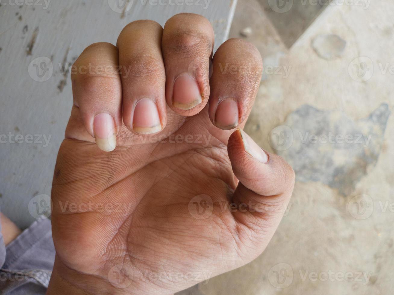sucio hombre asiático uñas de un mecánico foto