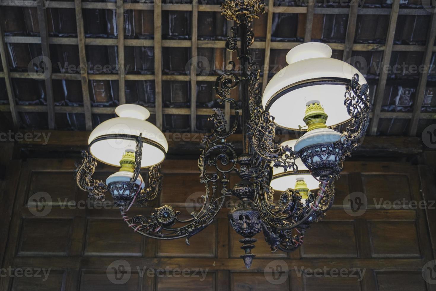 Photo of an old Javanese chandelier inside a joglo house