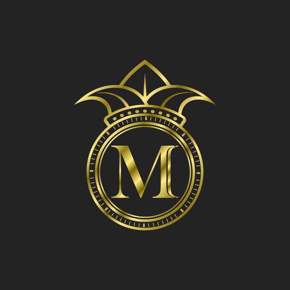 inicial m oro logo lujo elegante con corona vector