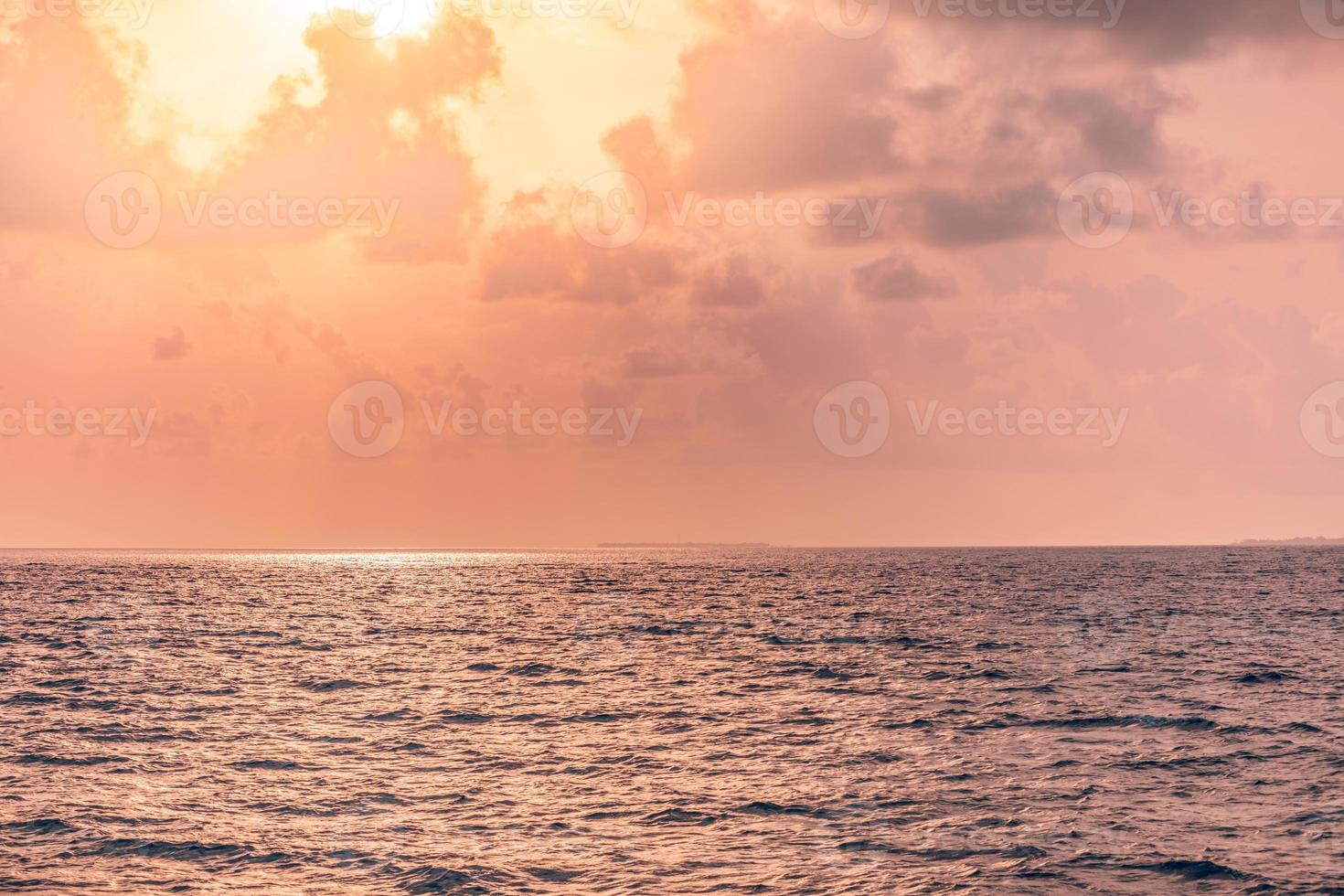 playa panorámica del horizonte del mar. increíble paisaje de playa al amanecer. panorama del horizonte marino de la playa tropical. resumen colorido atardecer cielo luz tranquilo relajarse verano paisaje marino libertad gran angular paisaje marino foto