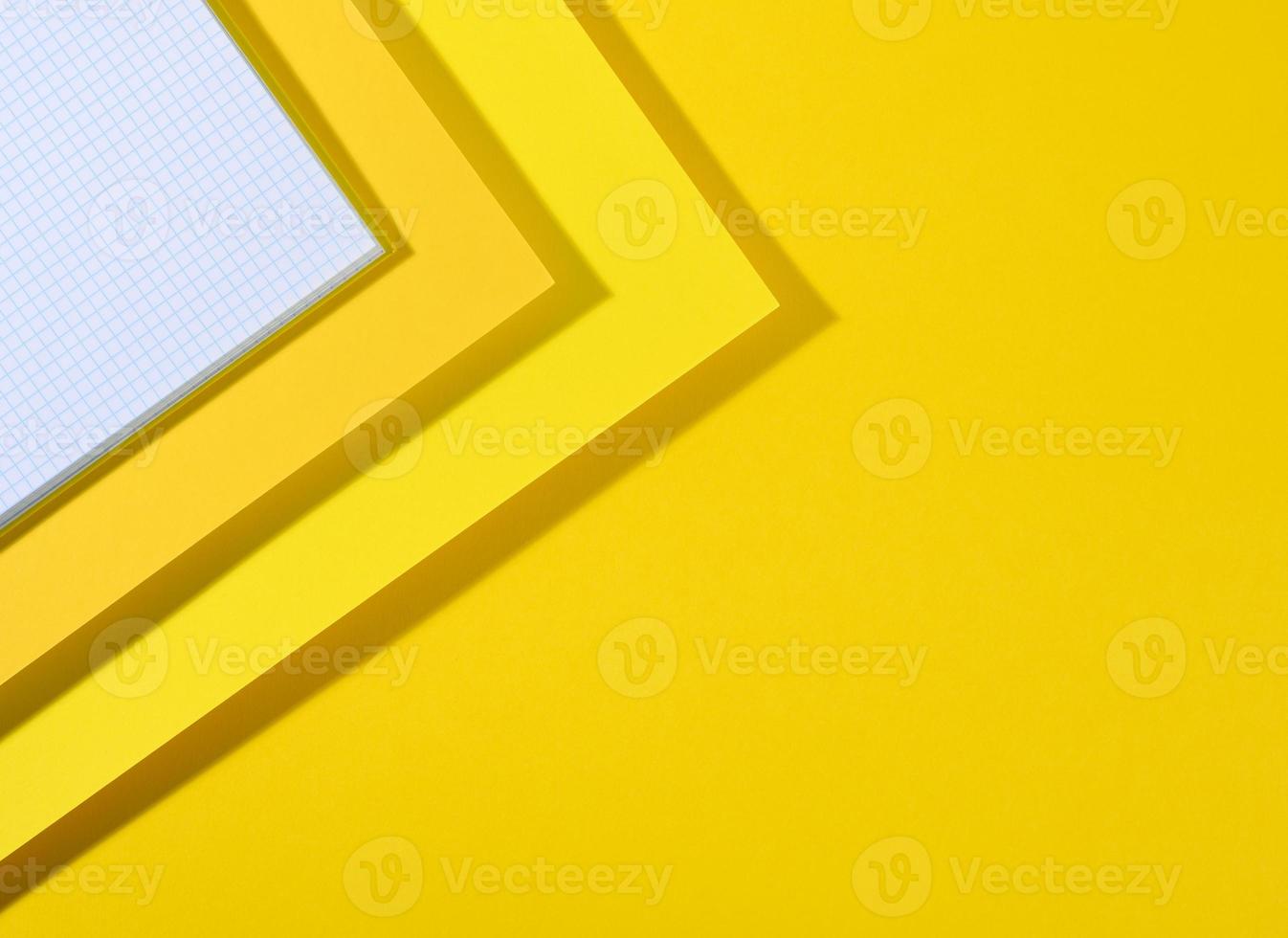 fondo amarillo brillante moderno con hojas de papel con sombra. plantilla para negocio foto