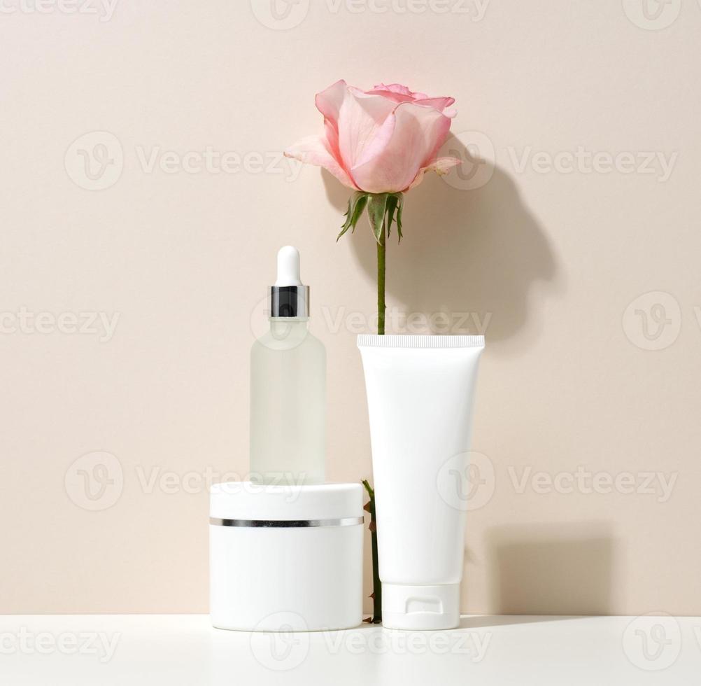 tubos y frascos de plástico blanco vacíos para cosméticos. embalaje para crema, gel, suero, publicidad y promoción de productos, maqueta foto