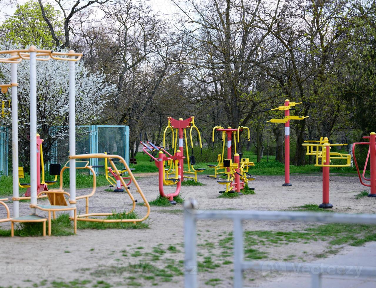 equipamiento deportivo en un parque público sin gente, un patio de recreo vacío durante una pandemia y una epidemia foto