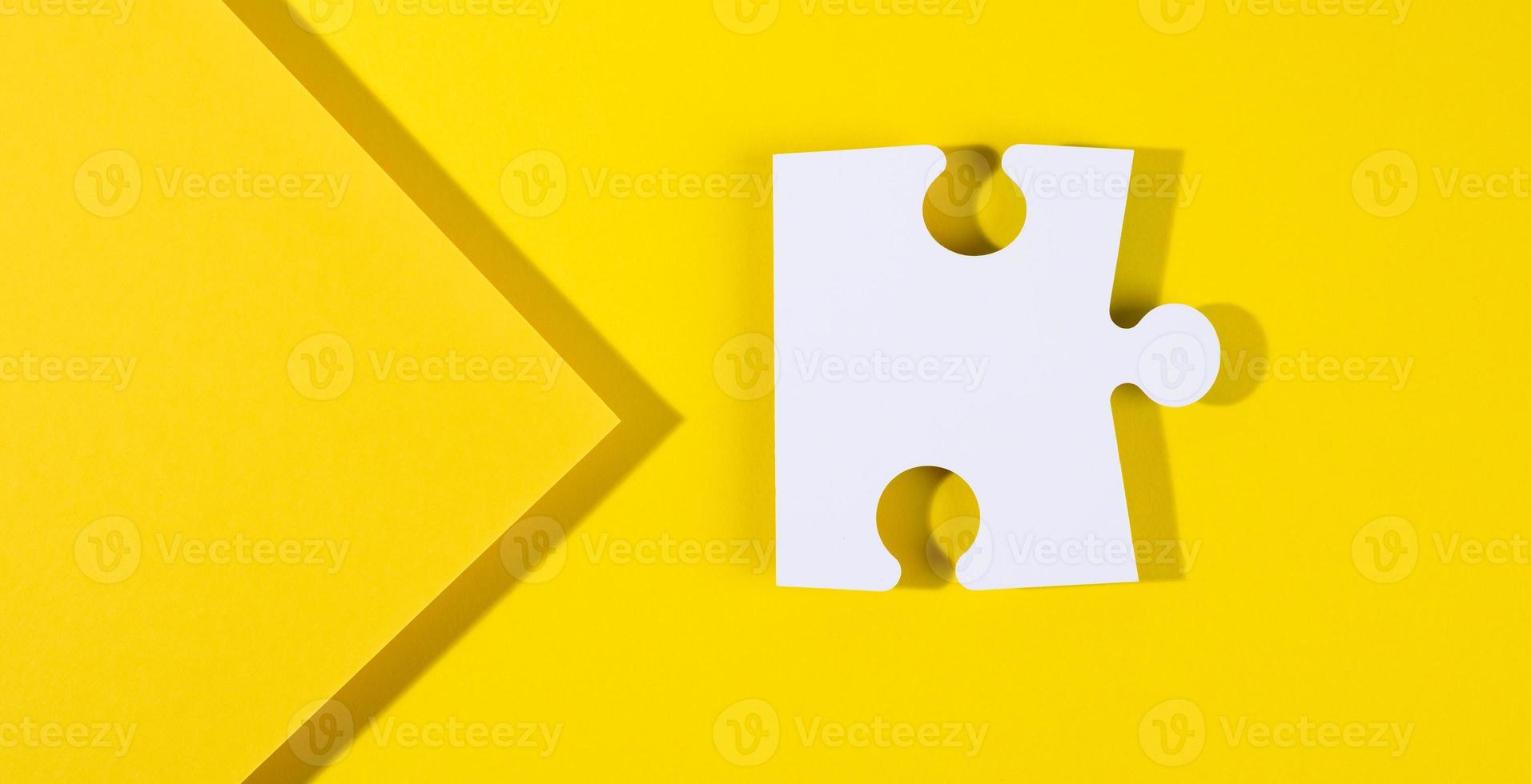 gran rompecabezas de papel blanco en blanco con sombra sobre fondo amarillo, vista superior foto