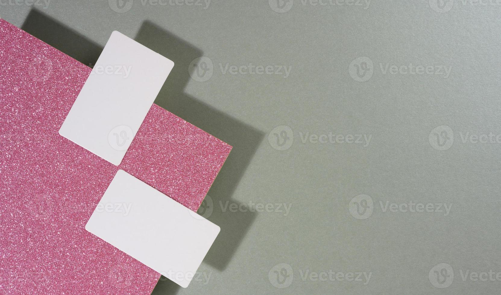 tarjeta de visita rectangular blanca en blanco sobre fondo gris creativo de hojas de papel con sombra foto