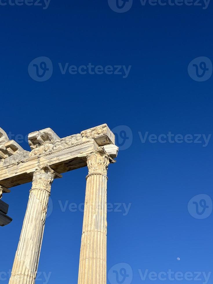 ancient greek columns 19035517 Stock Photo at Vecteezy