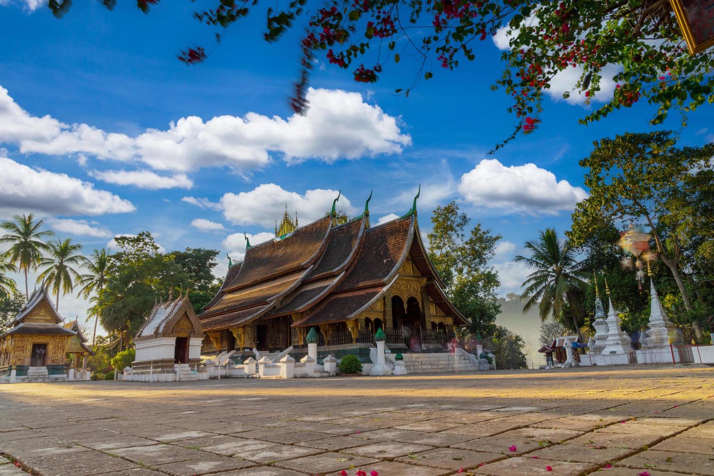 templo de la ciudad dorada de wat xieng thong en luang prabang, laos. El templo de xieng thong es uno de los más importantes de los monasterios laosianos. foto