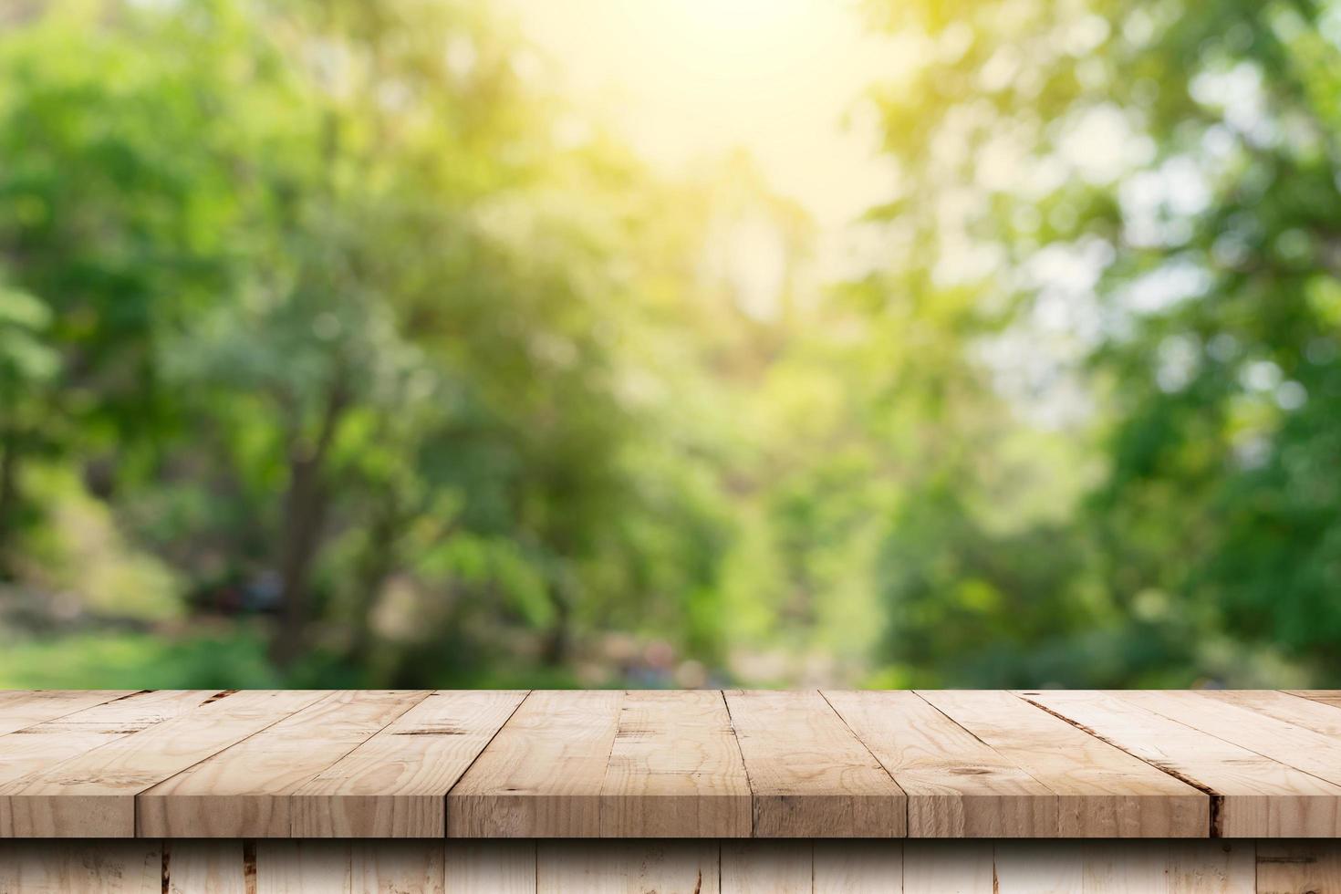 mesa de madera y fondo de jardín natural verde borroso con espacio de copia foto