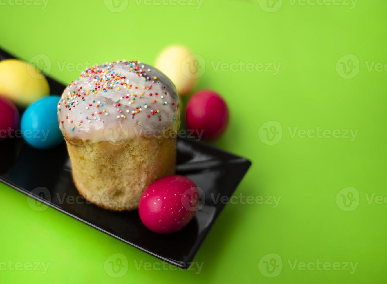 temas de pascua huevos multicolores sobre un fondo verde hierba kulich brillante y horneado. copie el espacio para el texto. foto