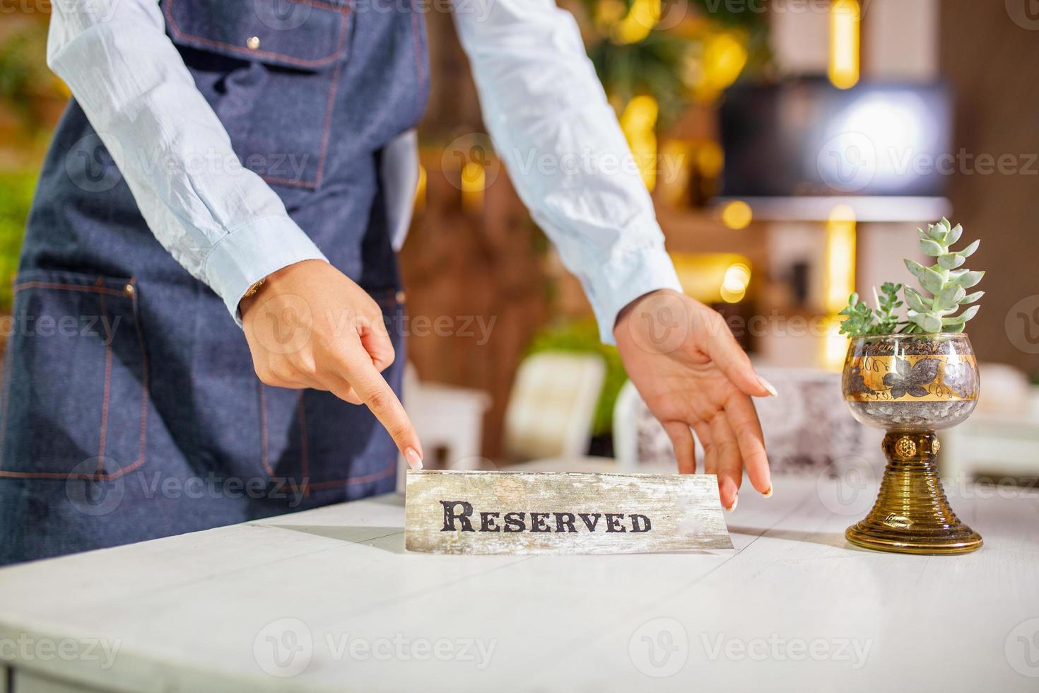 Elegante servicio de mesa de restaurante para recepción con tarjeta reservada. cartel de mesa reservada del restaurante foto