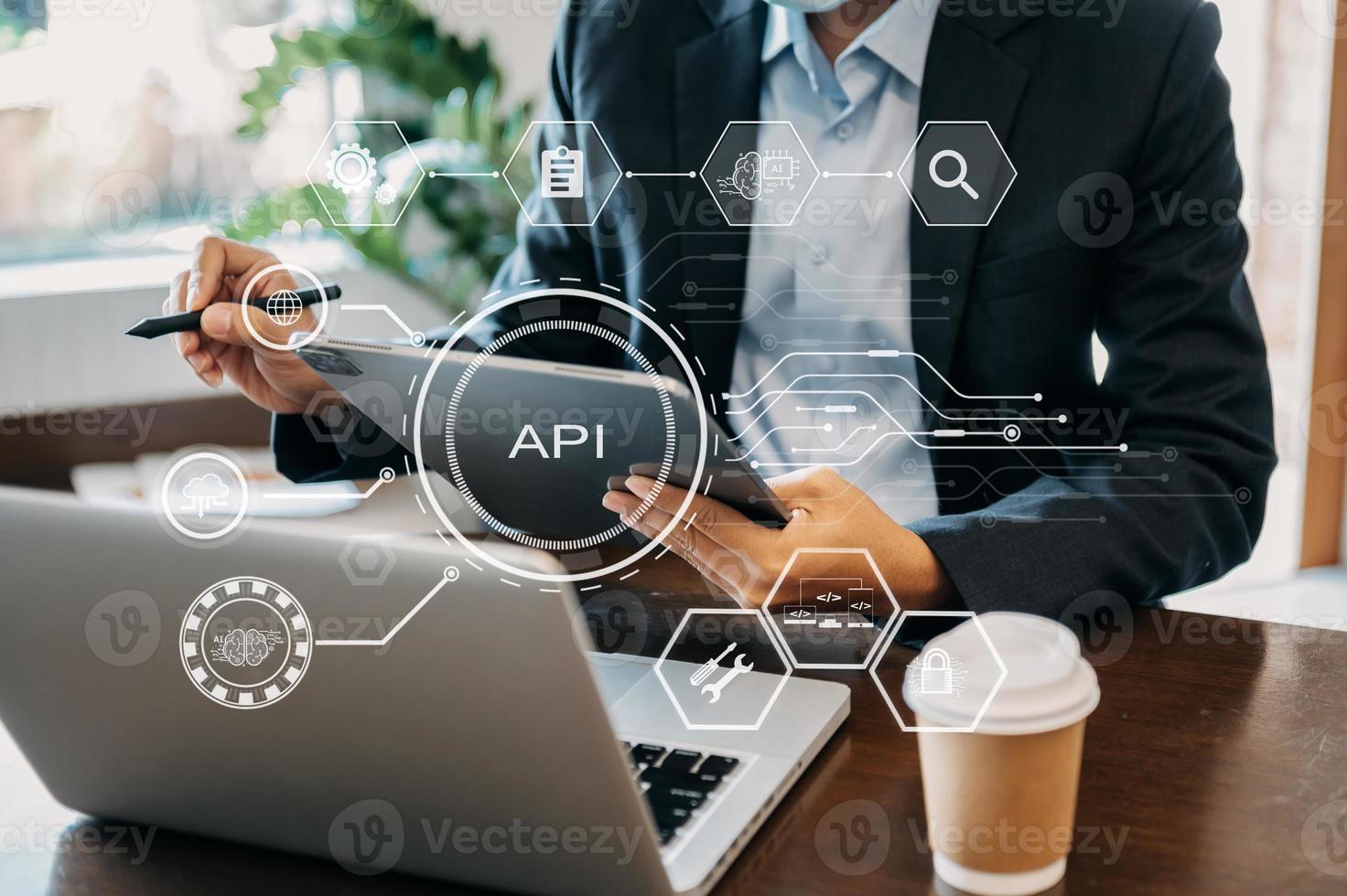 interfaz de programación de aplicaciones api, mujer que usa computadora portátil, tableta y teléfono inteligente con herramienta de desarrollo de software de icono de pantalla virtual api, tecnología y concepto de red. foto