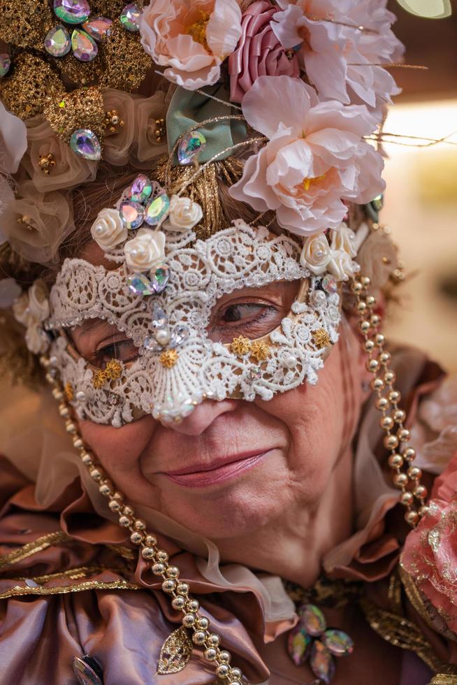 venecia, italia - febrero de 2019 carnaval de venecia, tradición típica italiana y festividad con máscaras foto