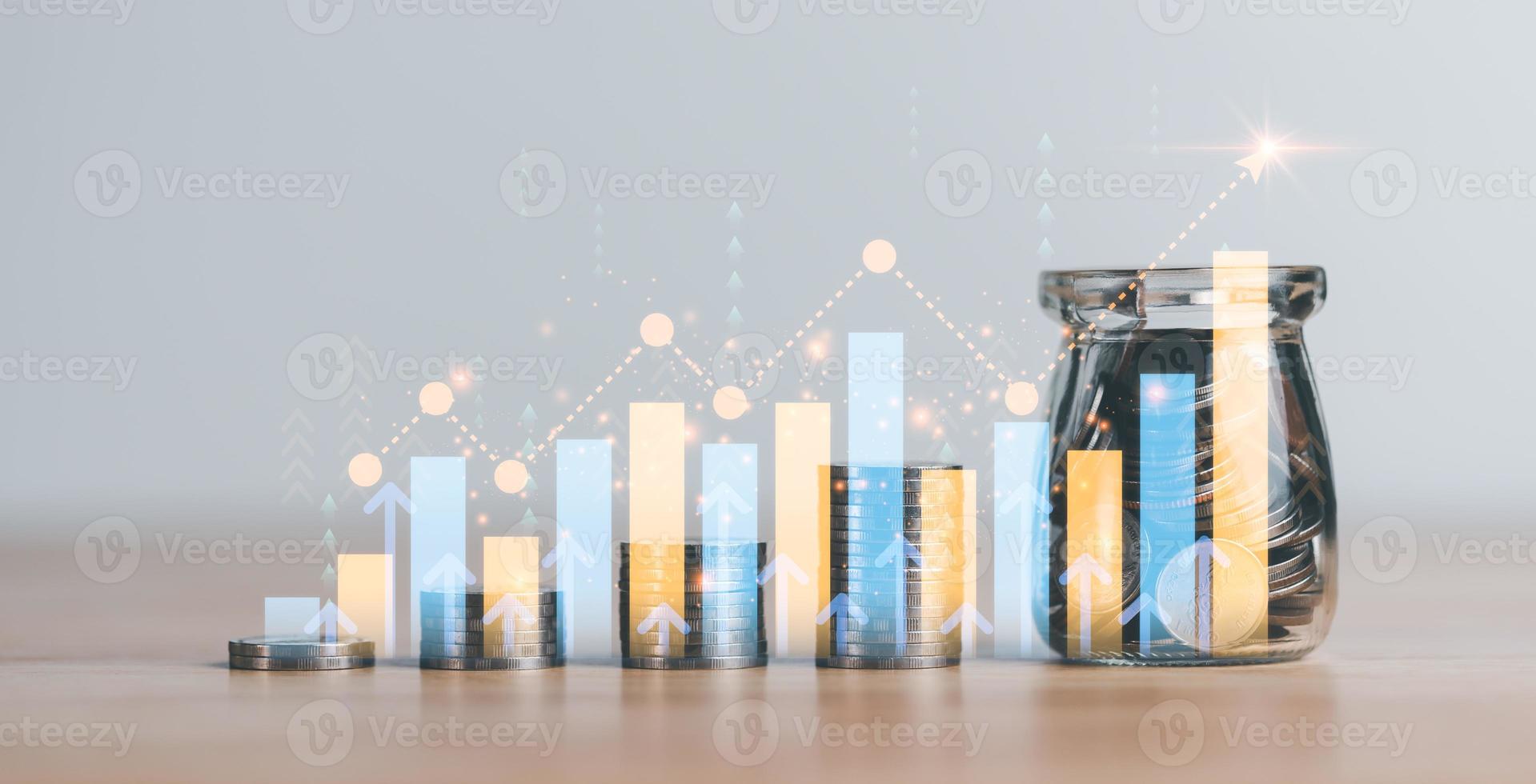 frascos de vidrio y montones de monedas de plata, gráfico de crecimiento de ganancias, ideas progresivas para mejorar los resultados financieros y de inversión, análisis de datos de tasas de interés, balance, cuenta de ganancias netas foto