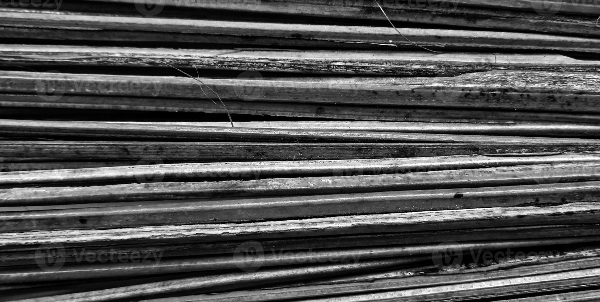 fondo artístico de madera delgada horizontal en blanco y negro o monocromo hecho con madera de cocotero. diseño de fondo de madera natural. diseño de concepto vintage y retro. foto