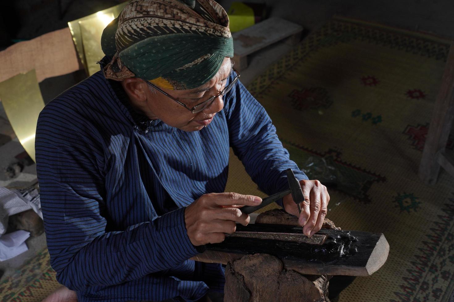 artesanos de keris en el taller, en el proceso de elaboración de keris. bantul, indonesia - 25 agosto 2022 foto