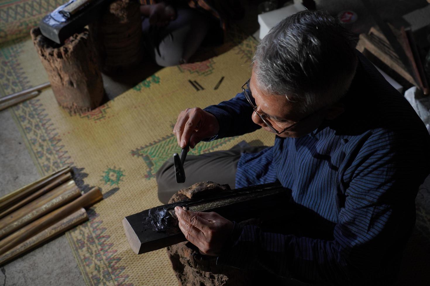 artesanos de keris en el taller, en el proceso de elaboración de keris. bantul, indonesia - 25 agosto 2022 foto