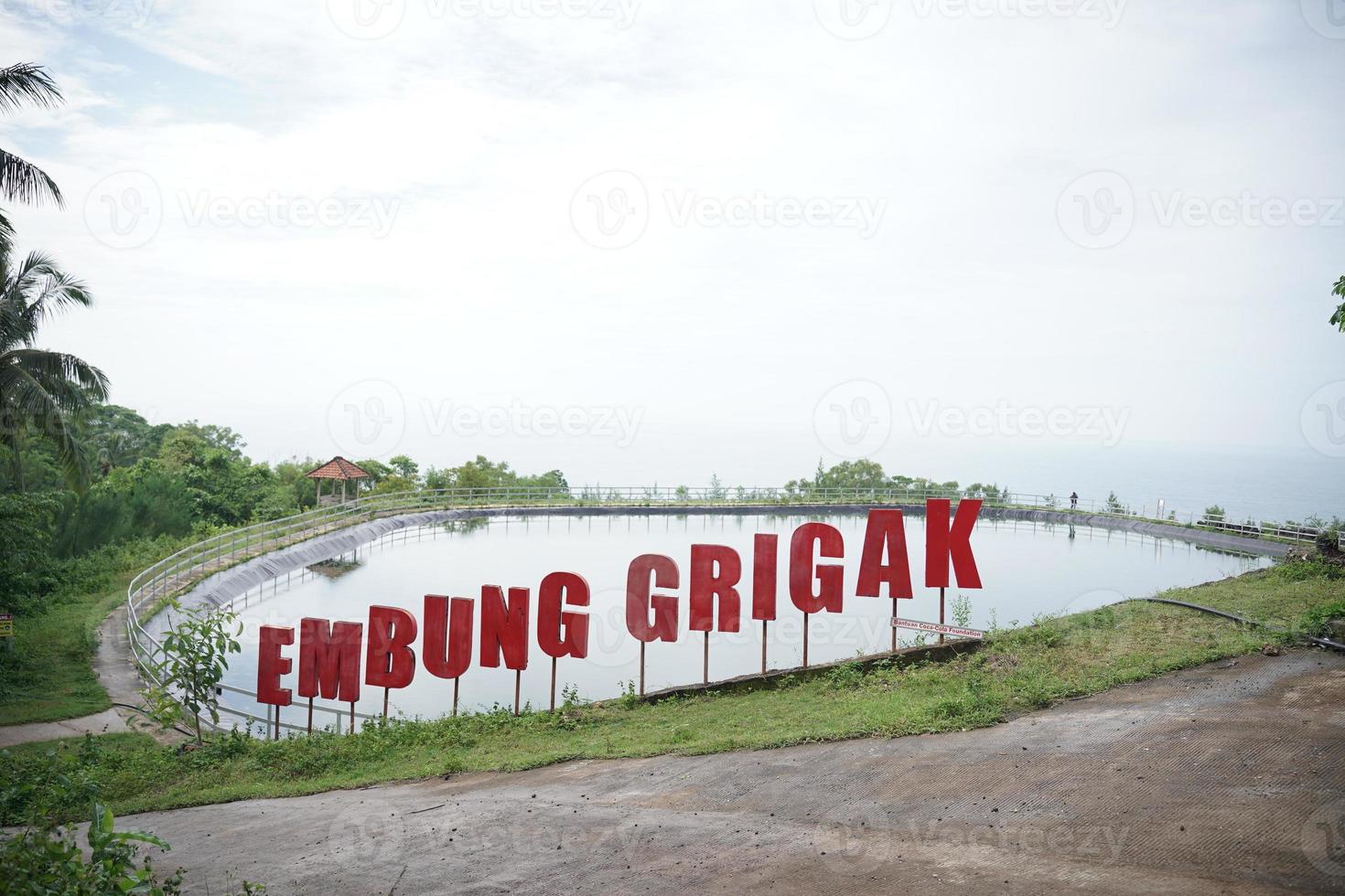 embalse de grigak en gunungkidul, yogyakarta, indonesia. convertirse en un depósito de agua de lluvia y un punto turístico junto al mar. foto