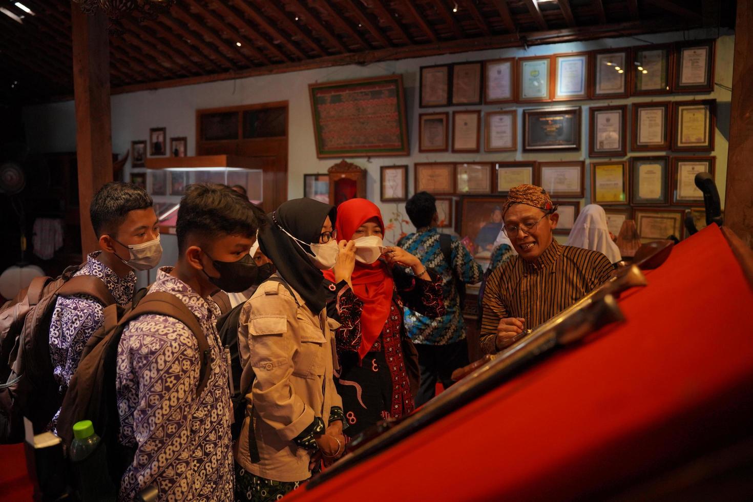 visitantes mirando una colección de kerises en una galería. bantul, indonesia - 25 agosto 2022 foto