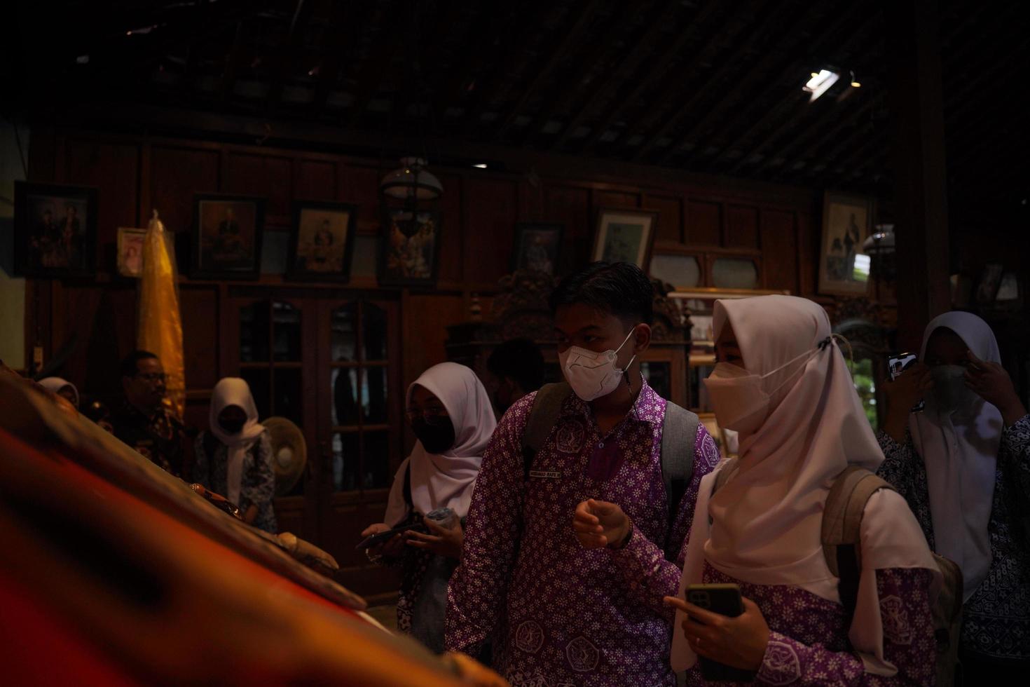 visitantes mirando una colección de kerises en una galería. bantul, indonesia - 25 agosto 2022 foto