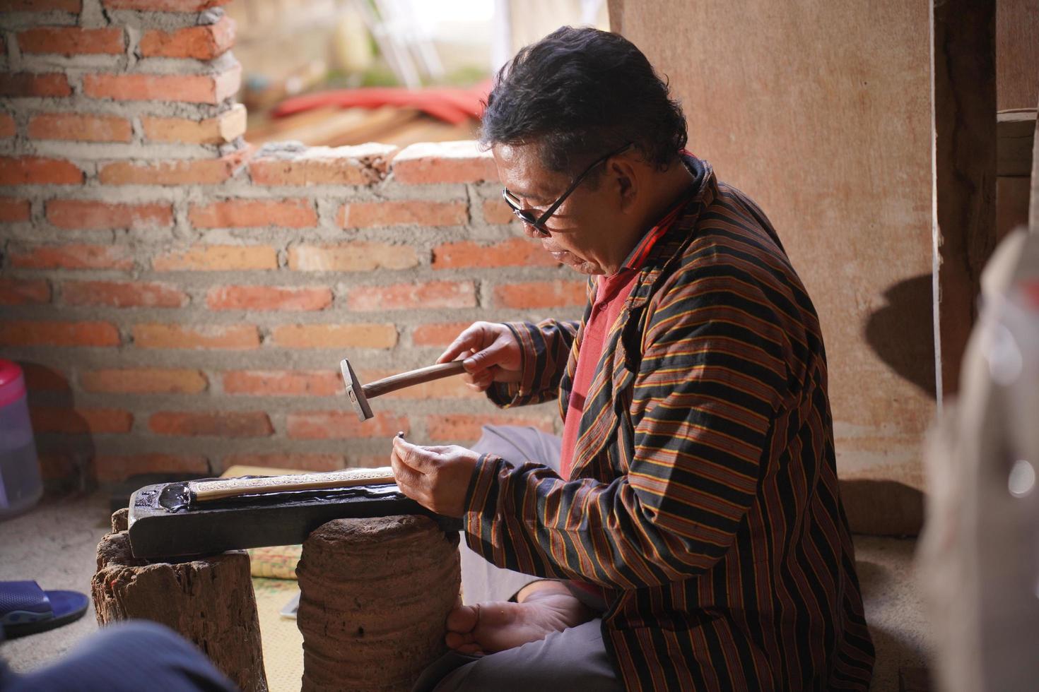 artesanos de keris en el taller, en el proceso de elaboración de keris. bantul, indonesia - 25 agosto 2022 foto