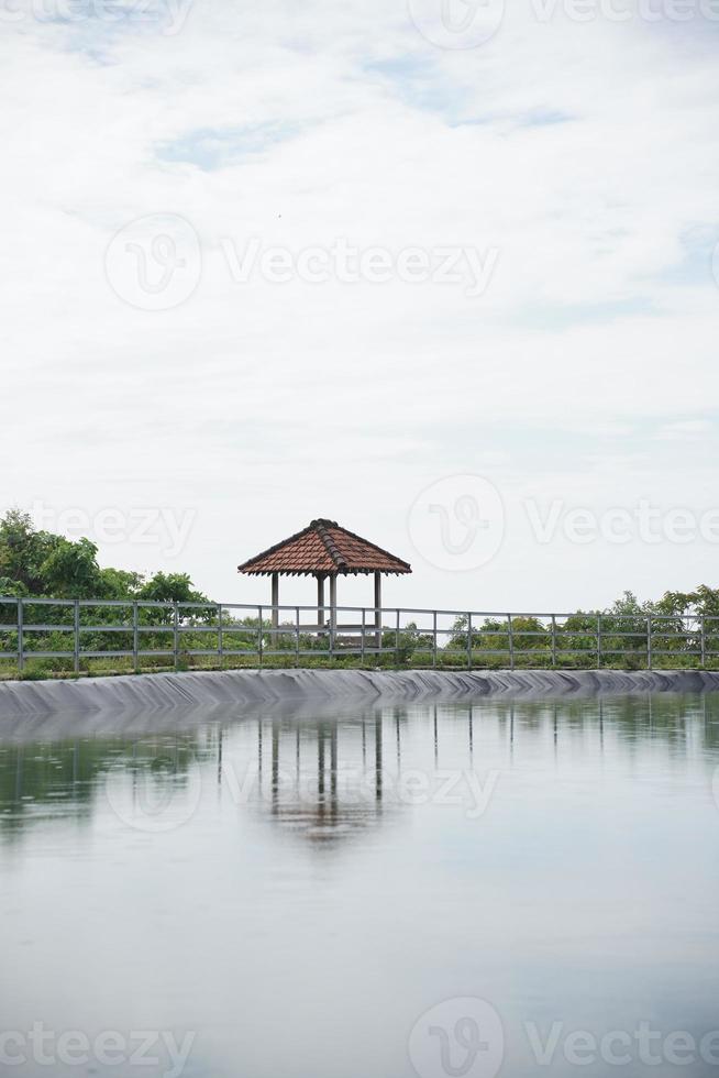 embalse de grigak en gunungkidul, yogyakarta, indonesia. convertirse en un depósito de agua de lluvia y un punto turístico junto al mar. foto