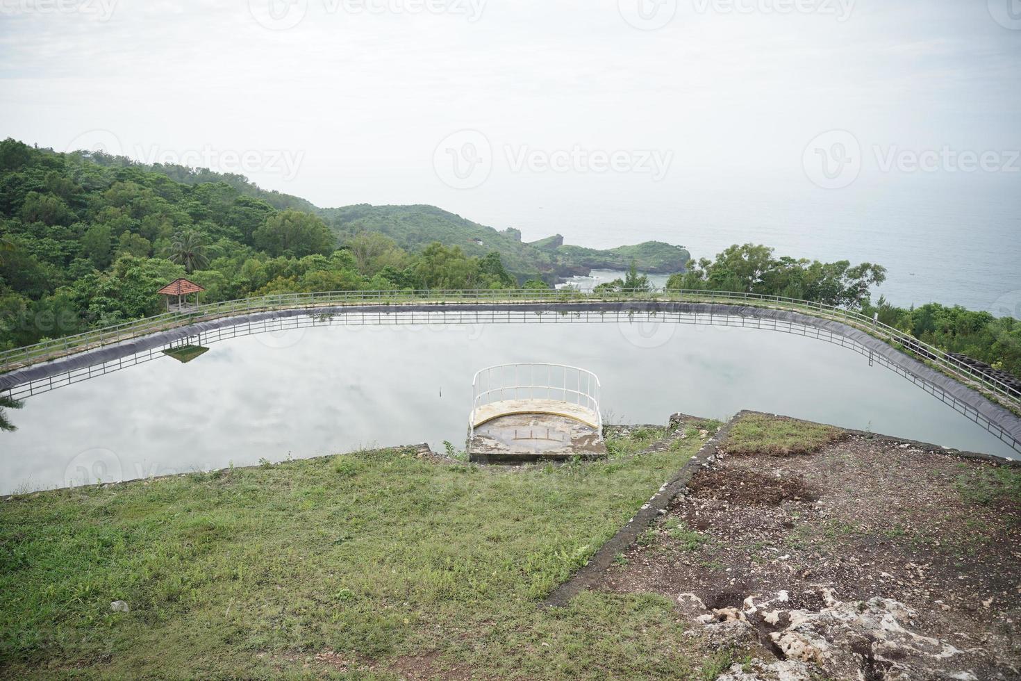 embalse de grigak en gunungkidul, yogyakarta, indonesia. convertirse en un depósito de agua de lluvia y un punto turístico junto al mar. foto