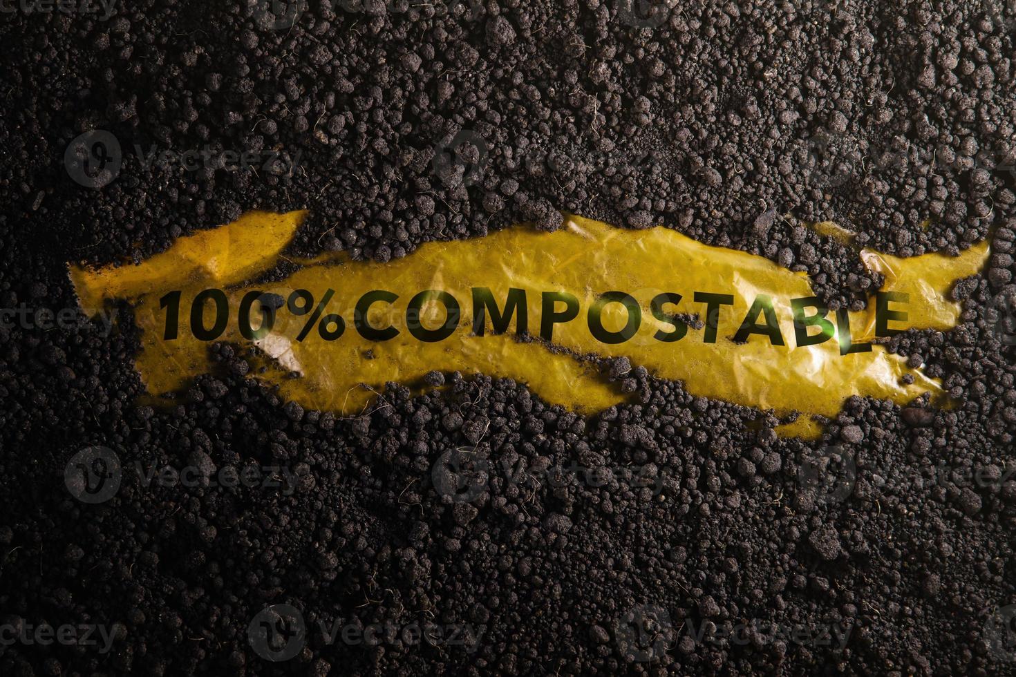 concepto de plástico biodegradable y compostable. materias primas renovables. el plástico usado está debajo del suelo de siembra foto