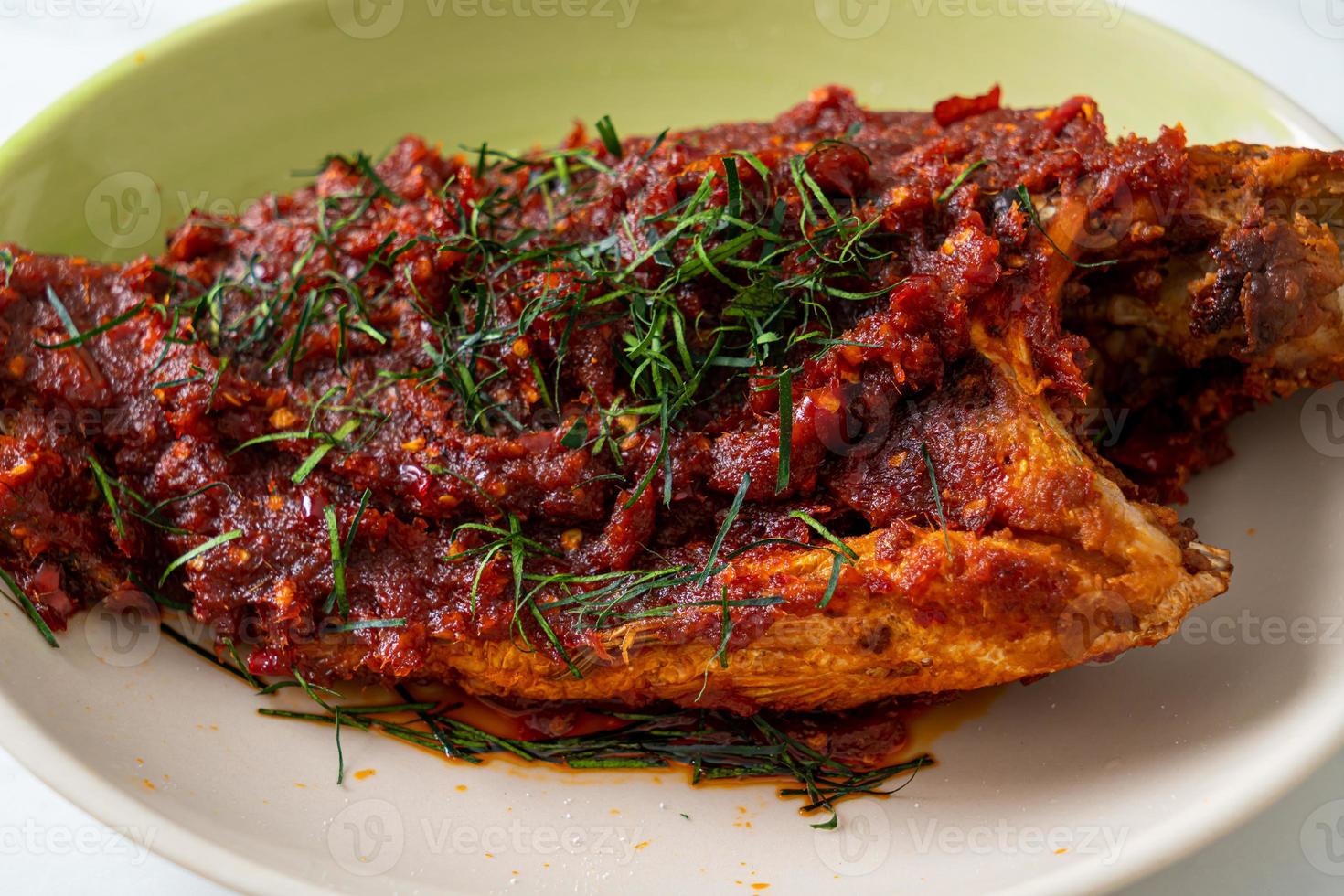 pescado frito y salsa picante foto