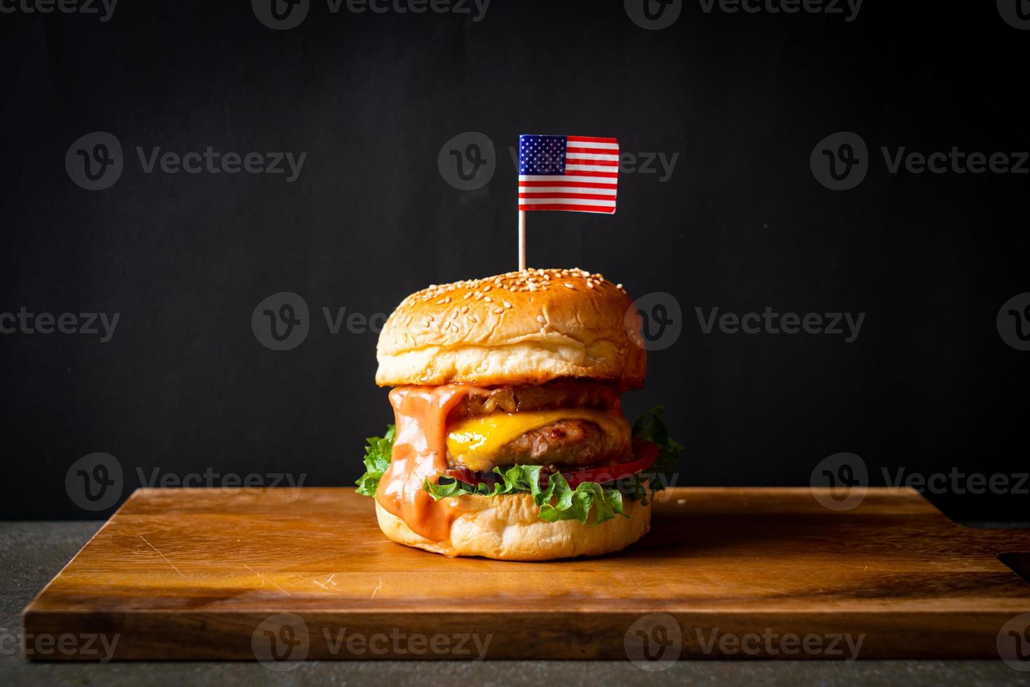 hamburguesa de cerdo hawaiana - hamburguesa de cerdo con queso y piña a la parrilla foto