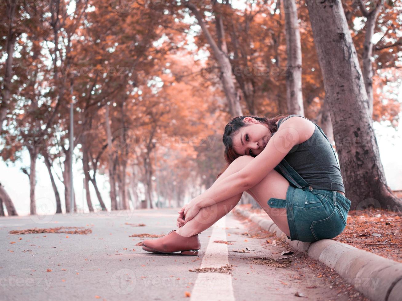 mujer señora niña persona sentado mirar cámara carretera natural entorno hembra retrato al aire libre gente hermosa bastante estilo de vida feliz sonreír estilo de vida lindo modelo libertad vacaciones relajarse viaje viaje foto