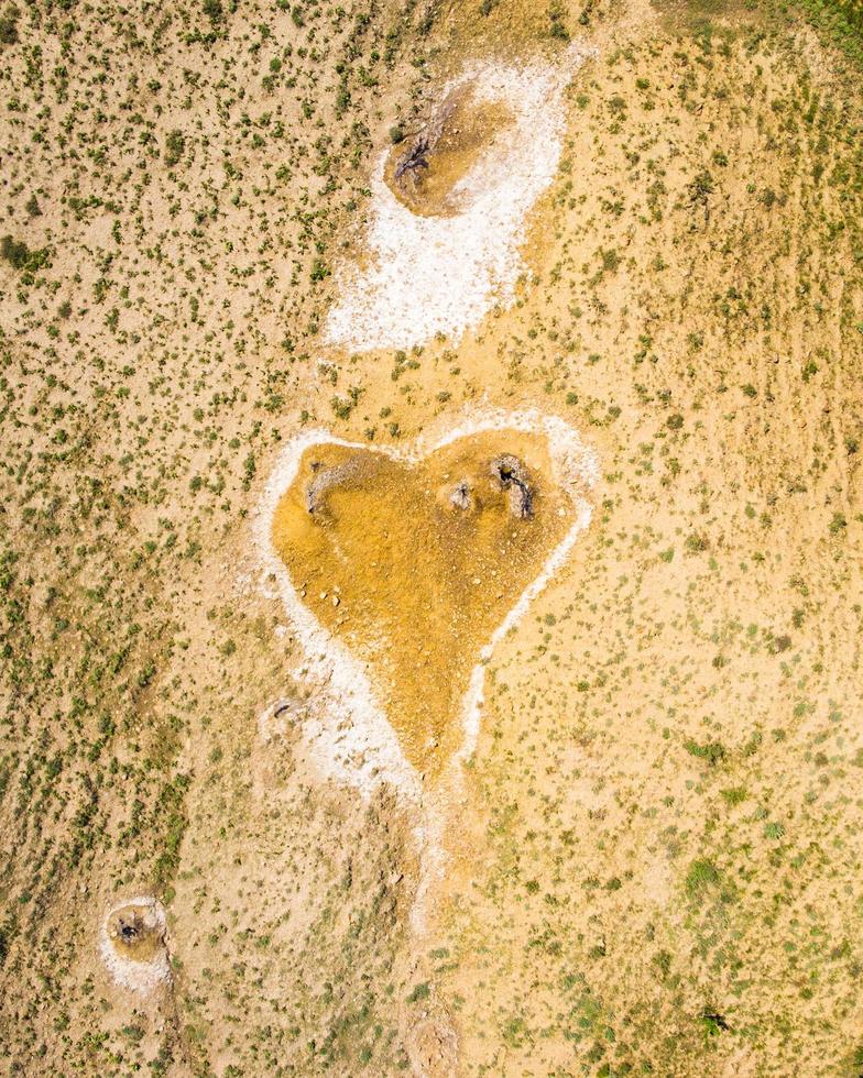 vista de arriba hacia abajo en forma de corazón naranja en el sitio de los volcanes de lodo en la reserva natural de chachuna, parque nacional vashlovani, georgia foto