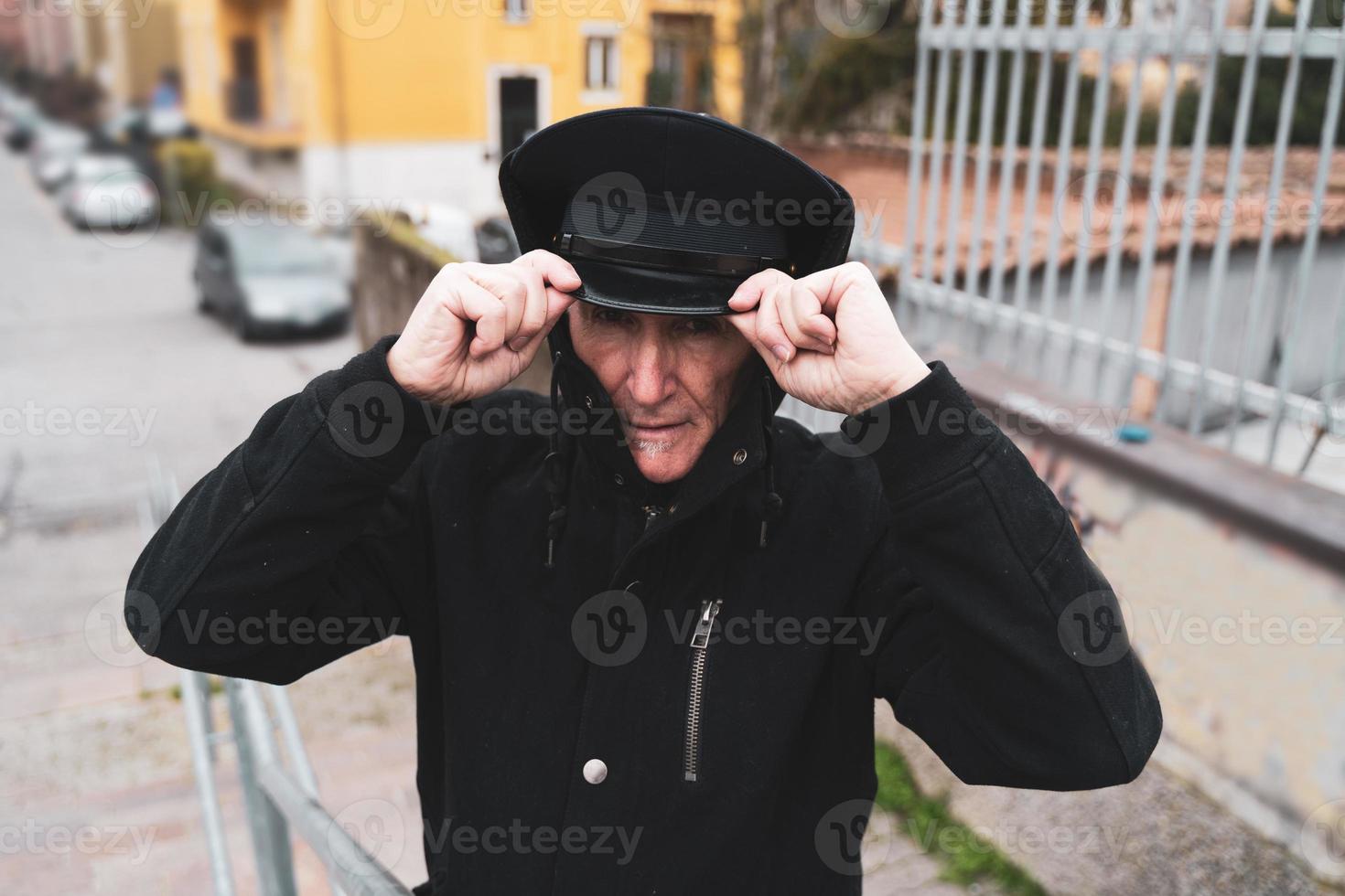 Cantante de rap de hombre maduro posando en la calle en las afueras de una ciudad foto