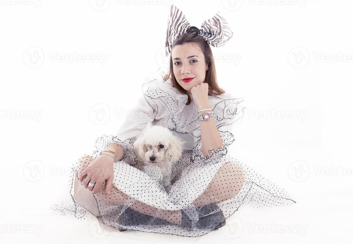 retrato de una chica guapa vestida con ropa divertida y su perrito foto