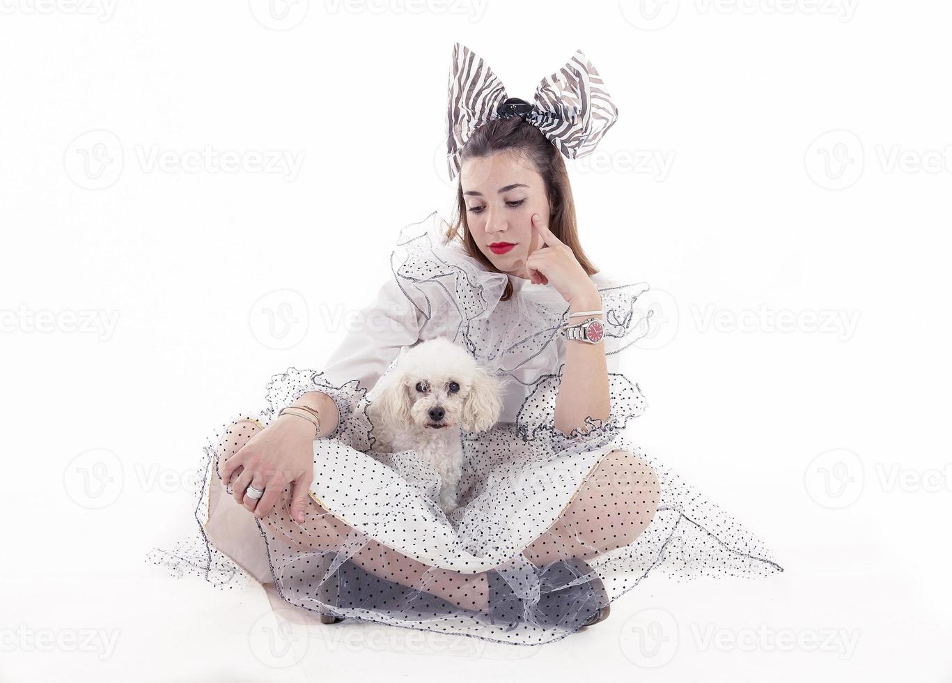 retrato de una chica guapa vestida con ropa divertida y su perrito foto