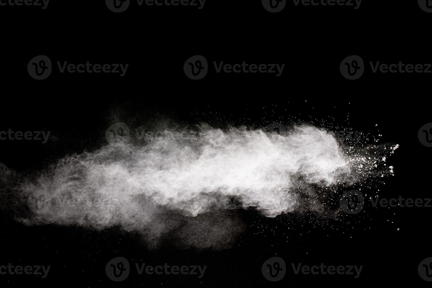 nube de explosión de polvo blanco sobre fondo negro. salpicadura de partículas de polvo blanco. foto