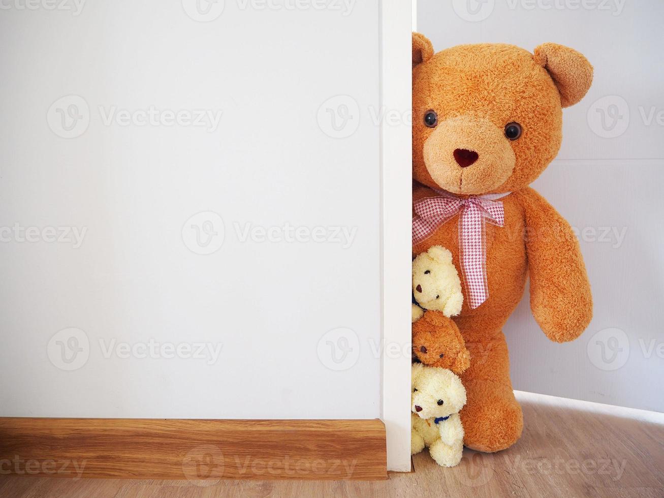 fondo para niños. la familia del oso de peluche está de pie detrás de la pared. foto