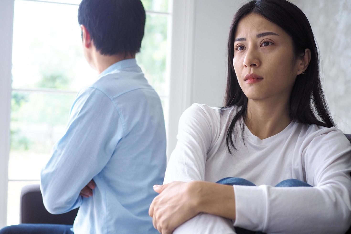 una pareja asiática está estresada y molesta después de una discusión. foto