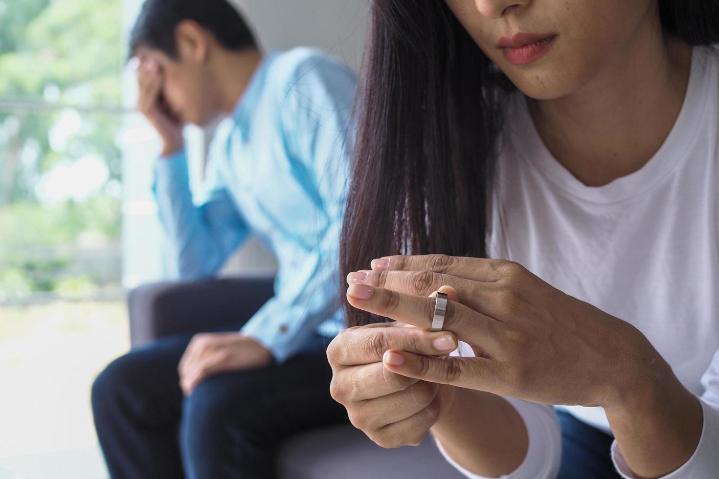 las parejas tienen un problema de relación después de pelear, ofendidas. la esposa tomó el anillo de bodas y decidió renunciar y divorciarse. foto