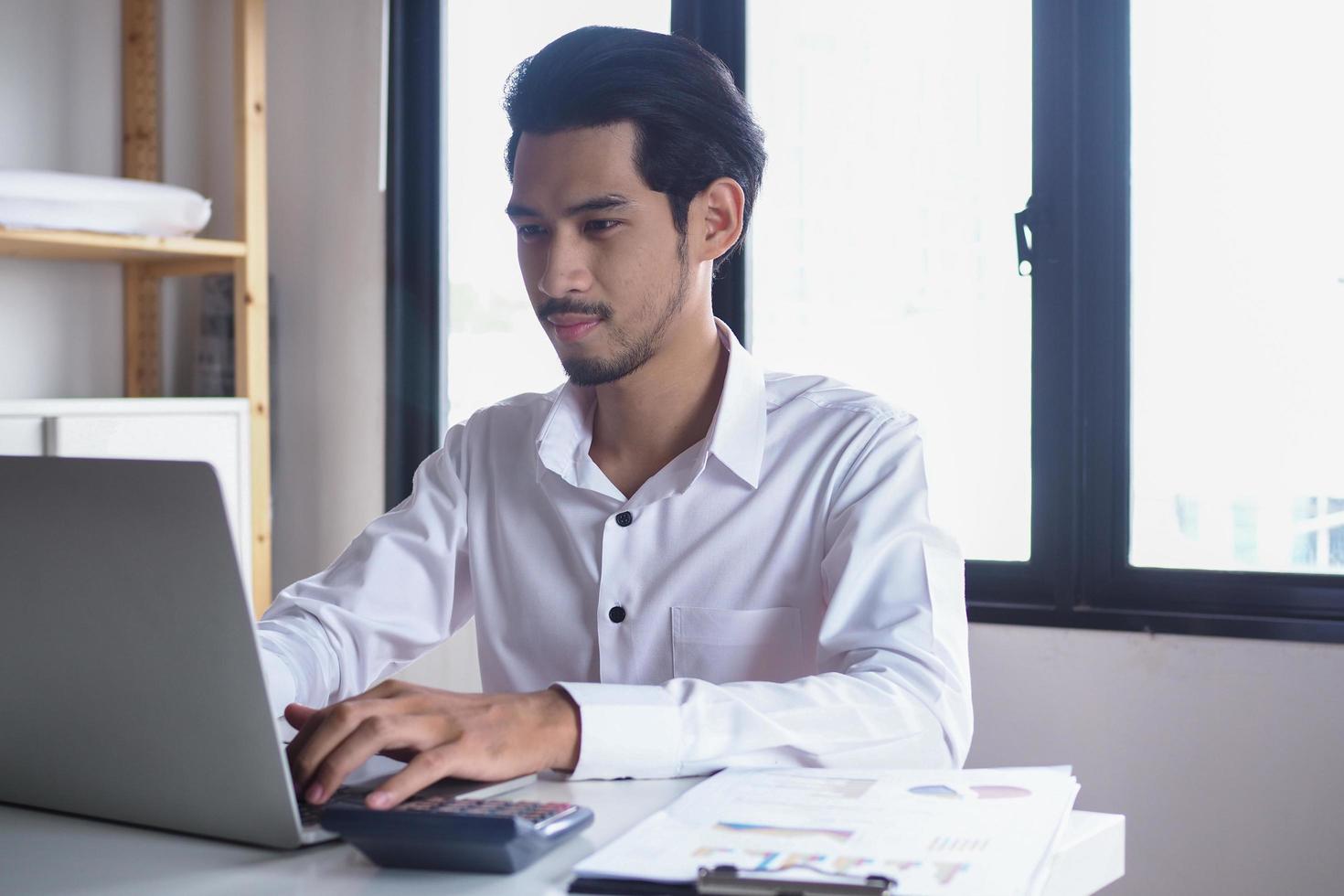 los empresarios asiáticos usan teclados con cuadernos sobre la mesa. conceptos de educación y comunicación en internet foto