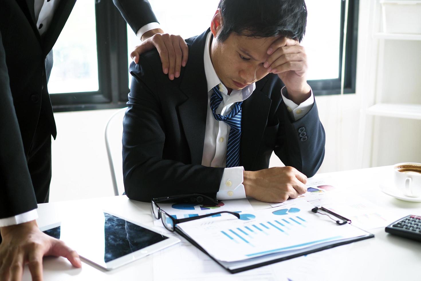 los hombres de negocios apoyan y alientan a los colegas que son despedidos. foto