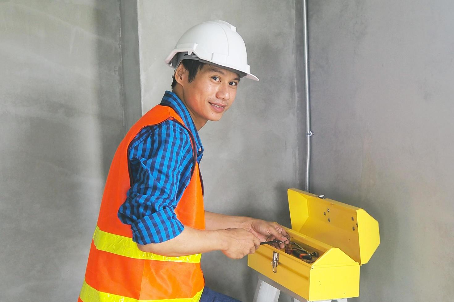 ingeniero civil con caja de herramientas abierta se prepara para comenzar foto