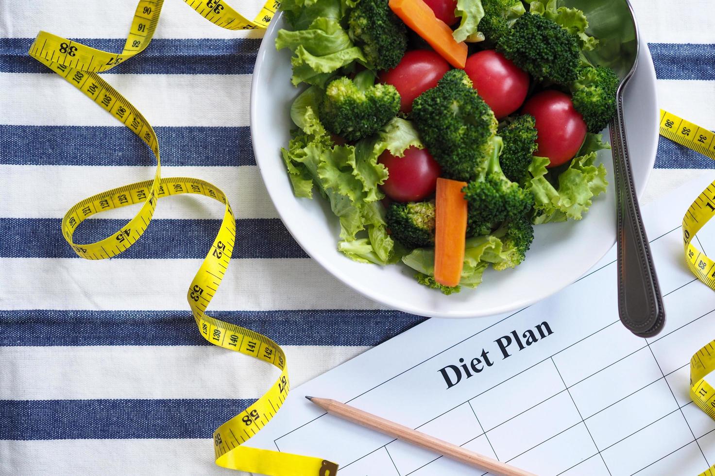 conceptos de alimentación saludable, control de la dieta, pérdida de peso y planes de dieta, reducir el almidón, comer ensaladas en su lugar. foto