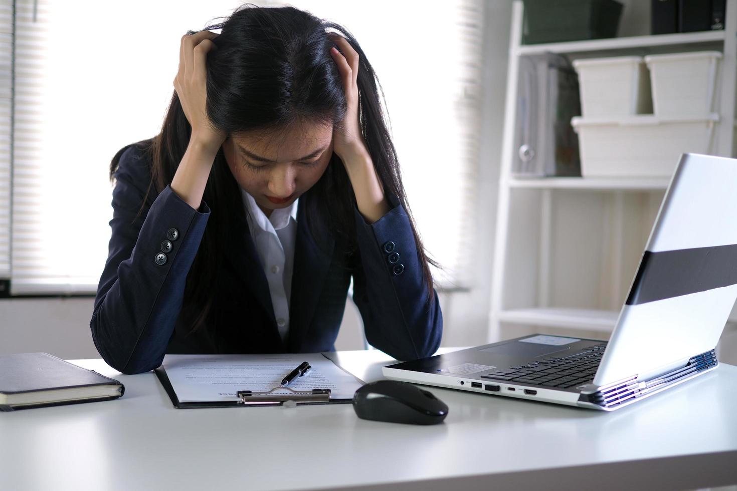 las jóvenes empresarias tienen dolores de cabeza por migraña mientras trabajan en la oficina. foto