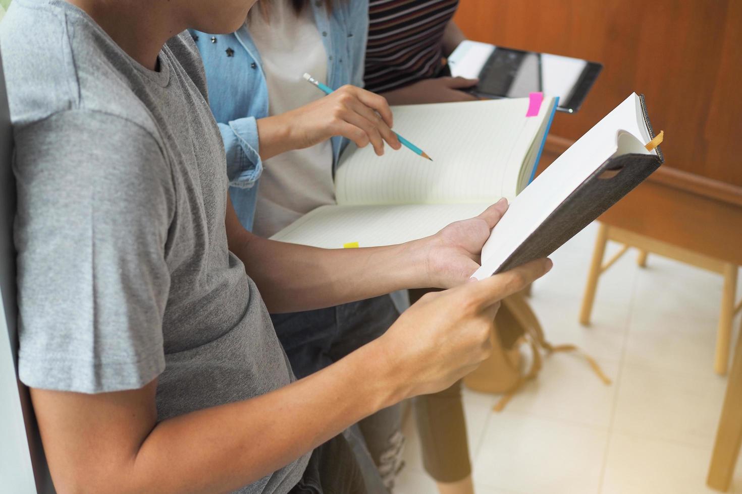 los estudiantes de secundaria o universitarios están ayudando a enseñar. compartir conocimientos, intercambiar ideas y estudiar juntos el concepto foto