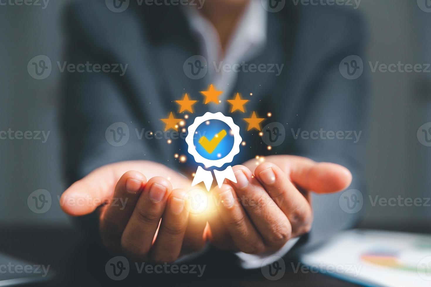 la mano muestra signos de garantía de calidad de servicio superior 5 estrellas, garantía, estándares, buen servicio, prima, cinco estrellas, servicio de excelencia, alta calidad, excelencia empresarial. concepto de aseguramiento de la calidad. foto