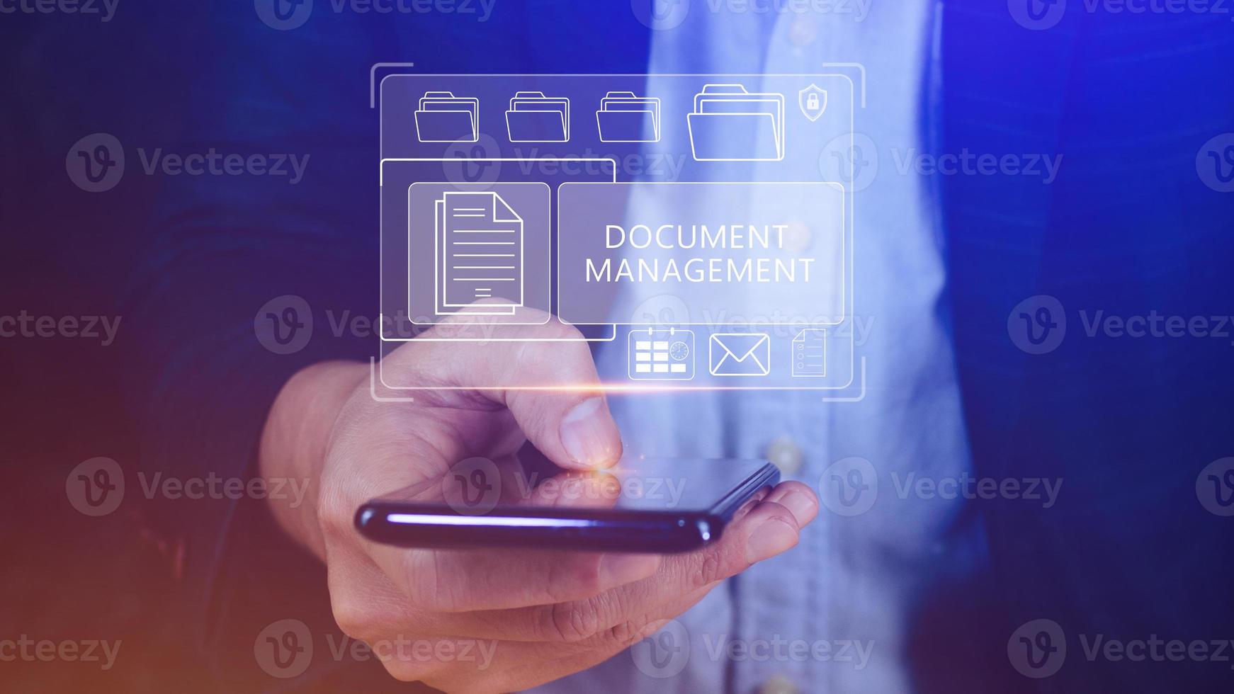 sistema de gestión de documentos dms que se está configurando consultor que trabaja en una computadora portátil en la oficina, software para archivar, buscar y administrar información de archivos corporativos foto