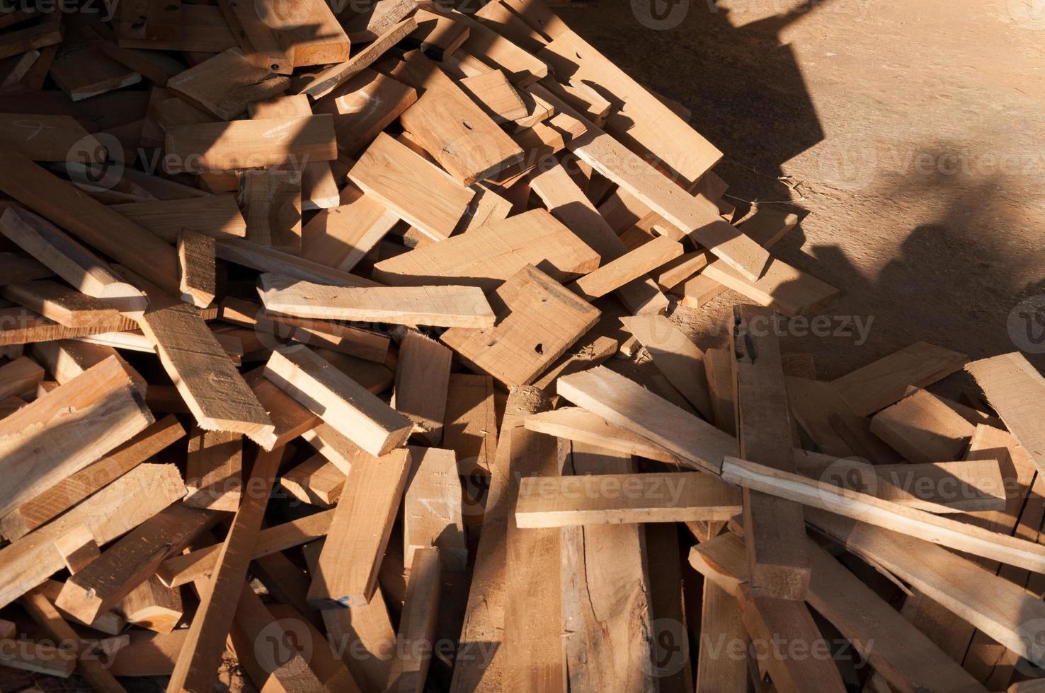 pila de troncos de madera para la producción de muebles de construcción, coser restos de madera natural, listos para reciclar y reutilizar procesos en una mejor gestión de residuos bajo un enfoque eficiente y sostenible para salvar el medio ambiente foto