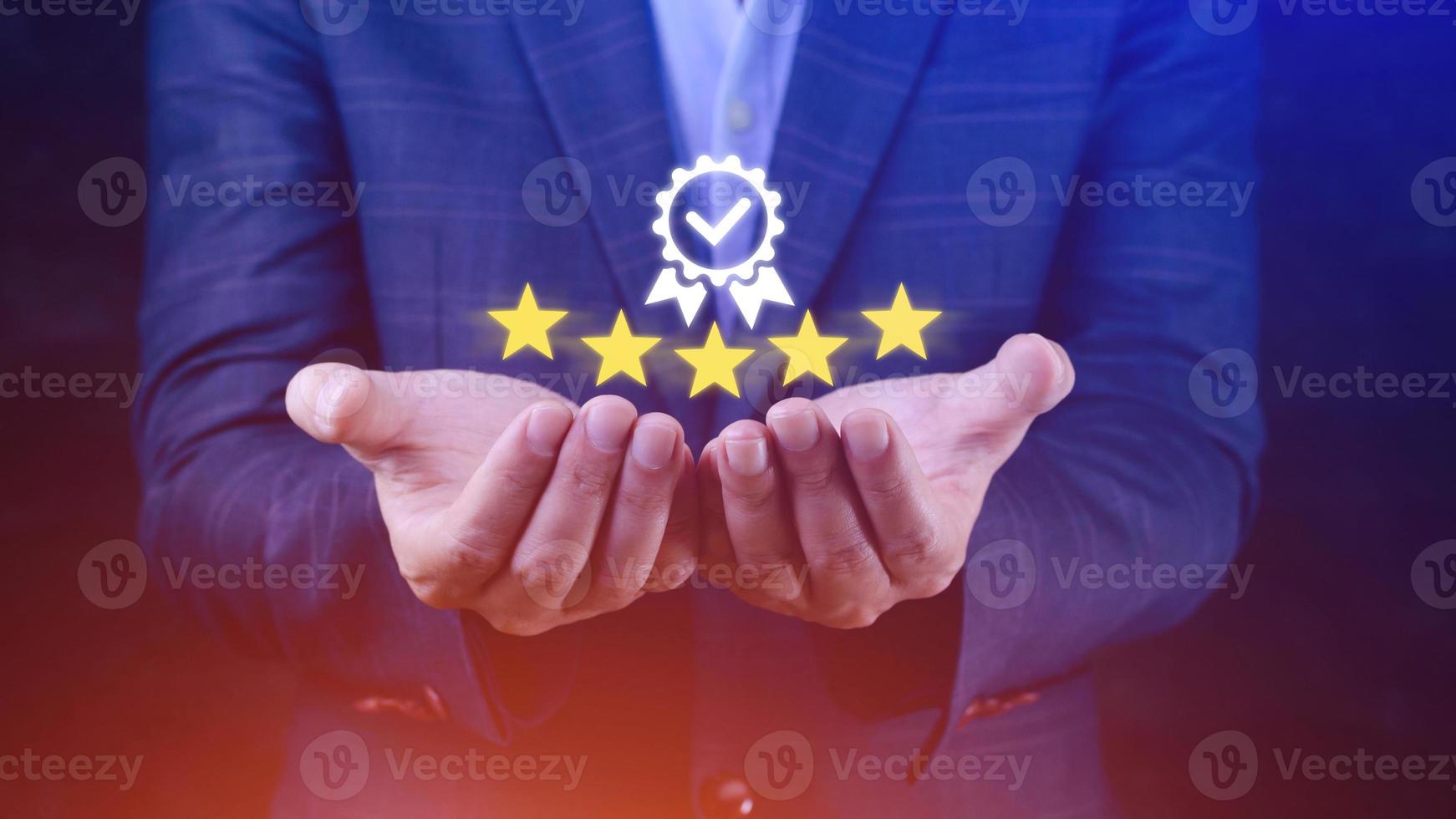 la mano del hombre de negocios muestra el signo de la garantía de calidad de servicio superior de 5 estrellas, garantía, mejor producto, estándares, certificación iso y concepto de estandarización. foto