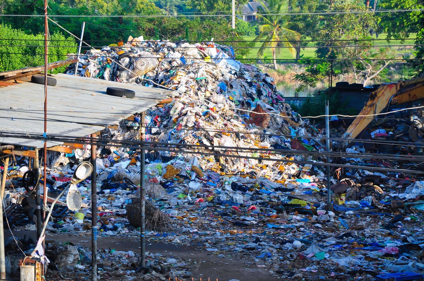 Residuos de basura de montaña en países subdesarrollados, hedor, contaminación, peligrosos, sedimentos, aguas residuales, polvo, humo, plomo, metales pesados, gran montaña de basura foto