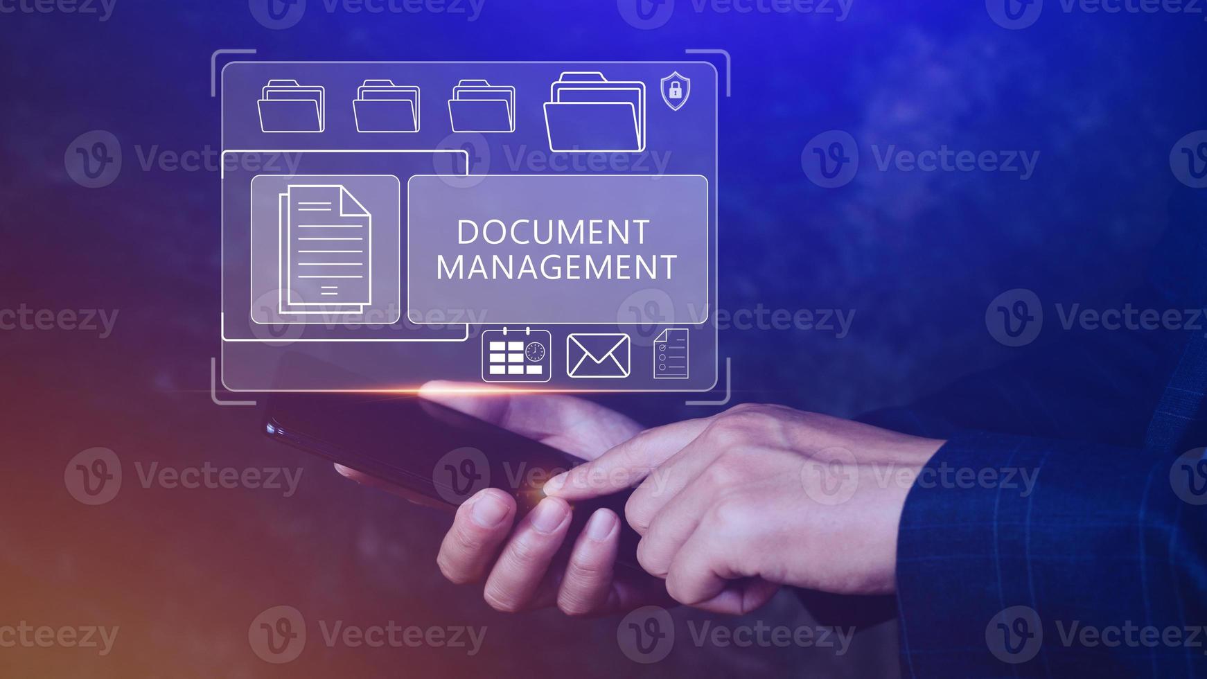 sistema de gestión de documentos dms que se está configurando consultor que trabaja en una computadora portátil en la oficina, software para archivar, buscar y administrar información de archivos corporativos foto